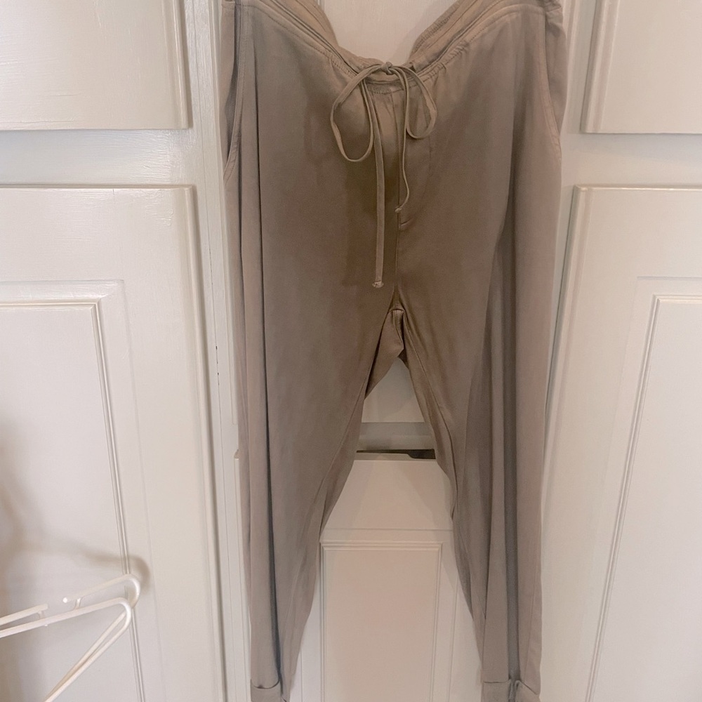 XCVI - Brand New with Tag - cropped comfort pants. Size small.